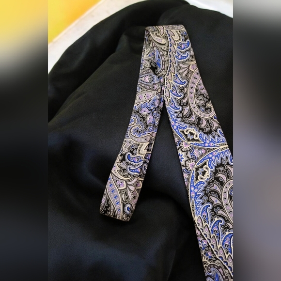 Men's 100% silk necktie Purple paisley Design 58" L - Picture 3 of 8